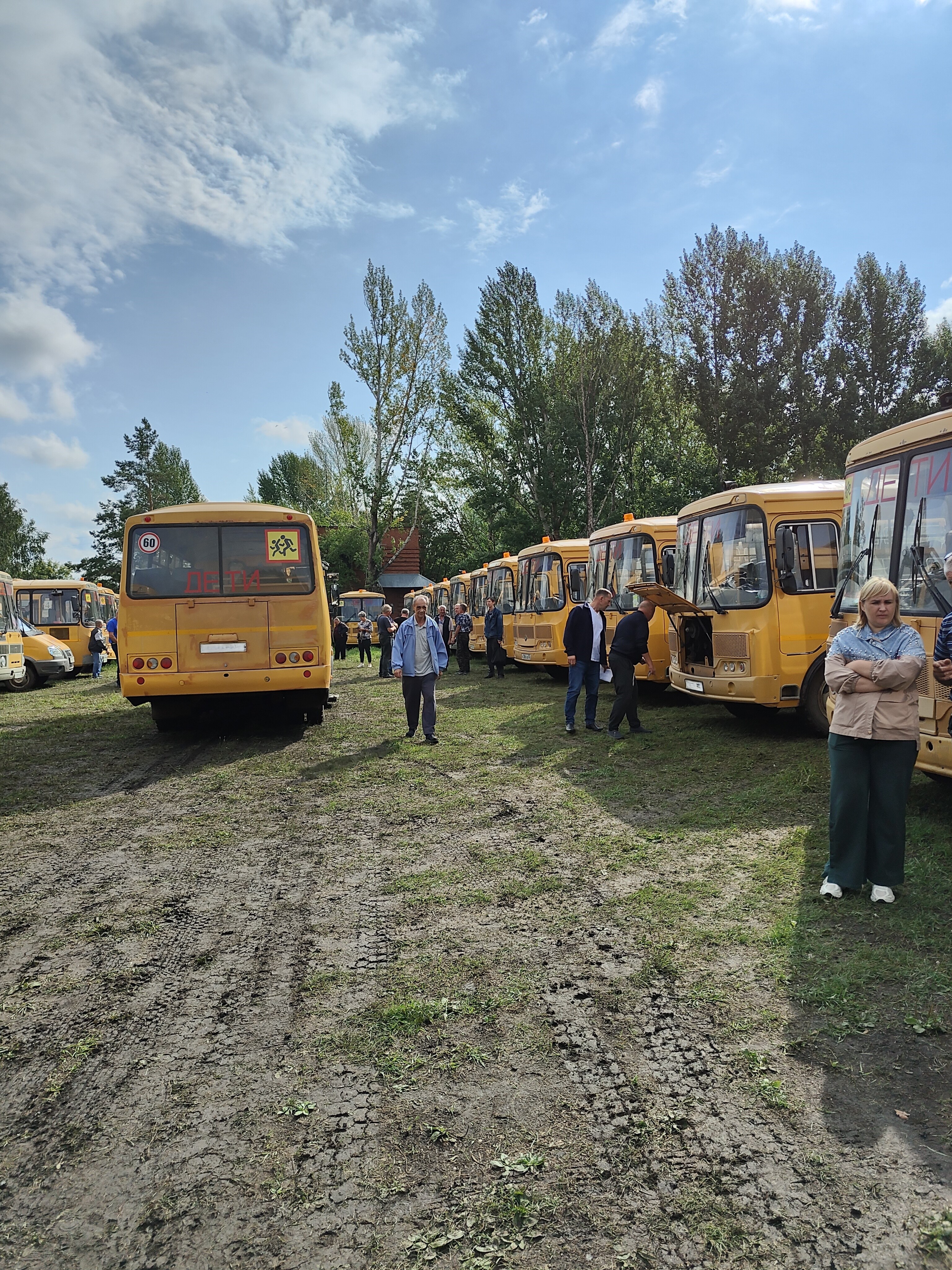 Линейка готовности автобусов школ Омского района Омской области к перевозке детей в новом учебном году